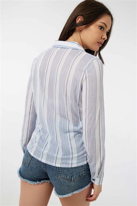 Striped Button-Up Shirts: The Ultimate Versatility for Women's Wardrobes