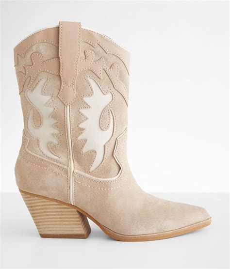 Style and Savings: A Guide to Affordable Ladies' Cowboy Boots