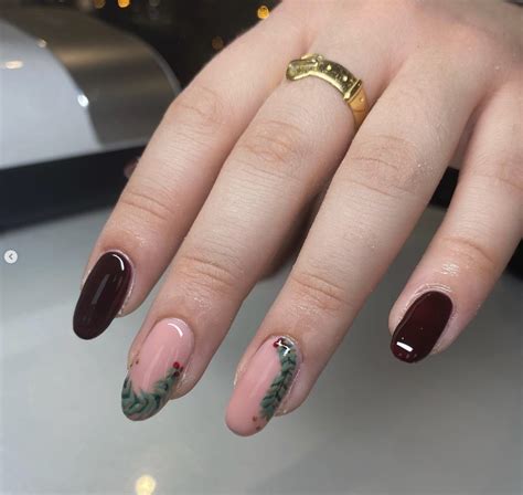 Subtle Christmas Nails: 33 Elegant Designs to Twinkle All Season