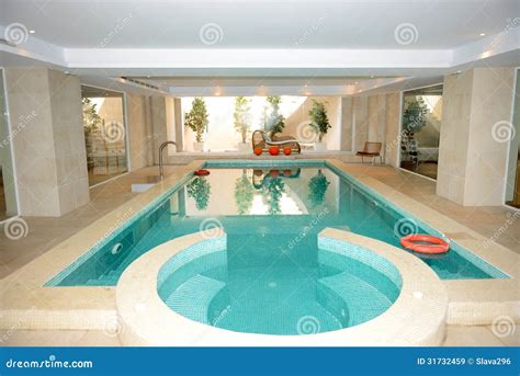 Swimming pool and jacuzzi: