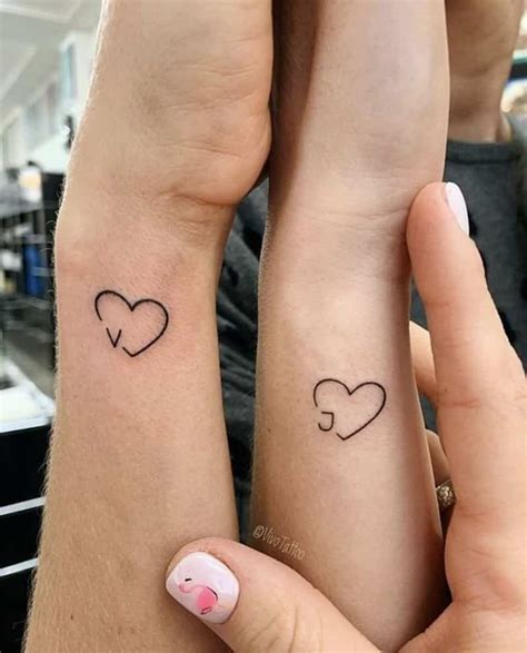 Tatuagem de casal pequena: Um símbolo de amor e cumplicidade