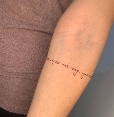 Tatuagem no Braço: Inspirações de Frases e Significados Profundos