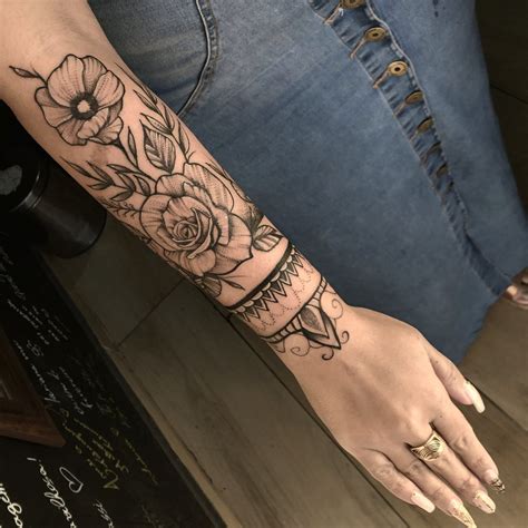 Tatuagem no Braço Feminino: Um Guia Completo para Mulheres Estilosas