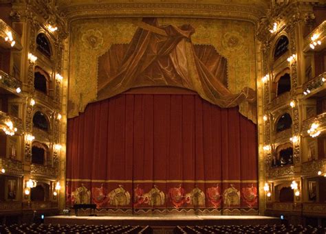 Teatro Colón: Un Palacio de Ópera con Historia y Esplendor