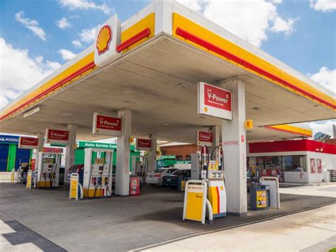 Tem algum posto de gasolina próximo daqui?