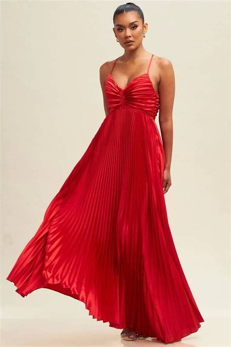 The Allure of Pleated Formal Dresses: An Exquisite Expression of Feminine Elegance