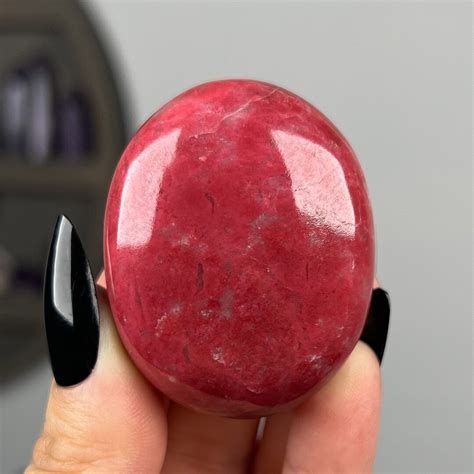 The Alluring Beauty of Thulite: A Stone of Radiance and Enchantment