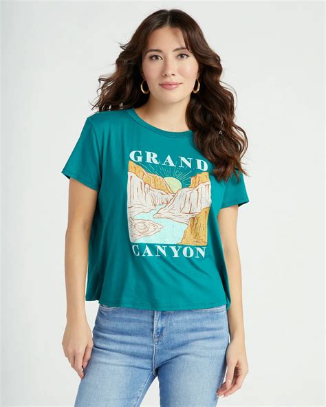 The Art and Style of Women's Graphic Tees: A Comprehensive Guide