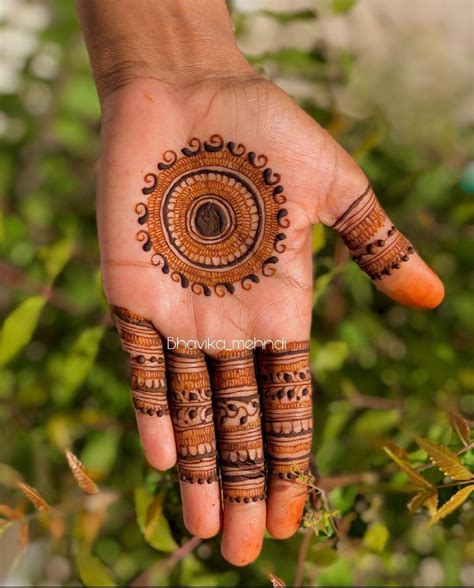 The Art of Simplicity: Mastering the Minimalist Mehendi