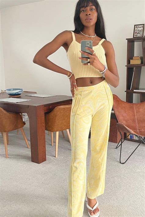 The Art of Yellow Pants: A Radiance to Brighten Any Wardrobe