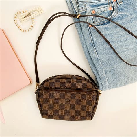 The Checkered Purse: A Timeless Accessory