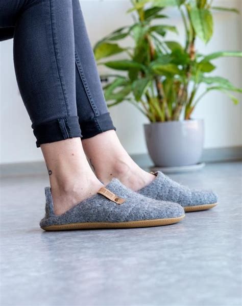 The Comfort and Versatility of Felt Slippers: A Comprehensive Guide