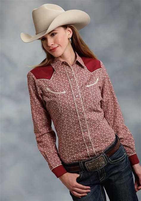 The Enduring Appeal of the White Women's Western Shirt: A Timeless Classic with Modern Versatility