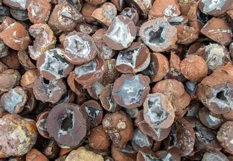 The Formation of Crystal Geodes