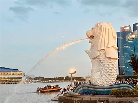 The Merlion statue was originally supposed to be made of bronze.