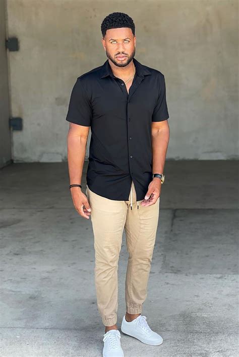 The Popularity of Khakis and Black Shirts