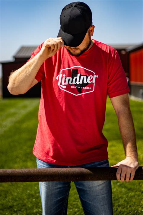 The Rise of the Heather Red T-Shirt: A Trend with Staying Power