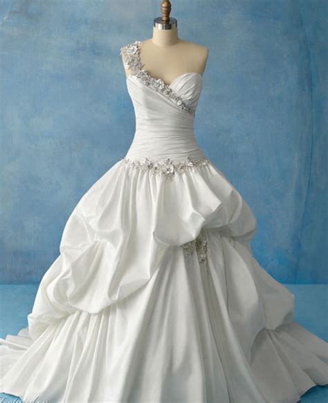 The Significance of the White Dress in Bridal Fashion