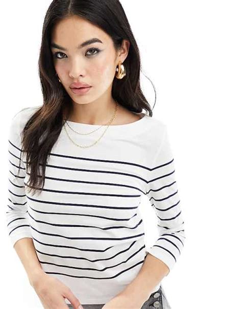 The Trendsetting Striped Long Sleeve T-Shirt: A Fashion Icon for All Seasons