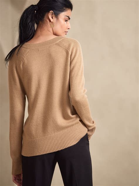 The Ultimate Essential Sweater: Your Go-To Garment for Year-Round Comfort and Style