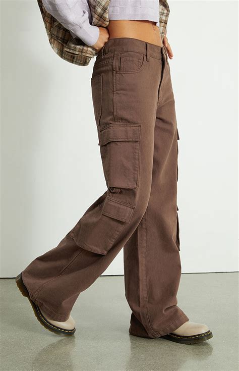 The Ultimate Guide to Baggy Cargo Pants for Women: Comfort, Style, and Functionality