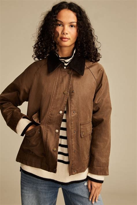 The Ultimate Guide to Barn Jackets for Women: Stay Warm and Stylish in Any Season