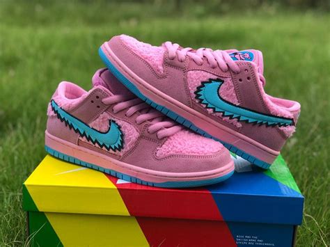 The Ultimate Guide to Customizing Pink Nike Dunks: A Shoe Odyssey