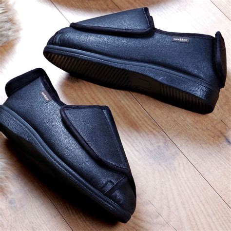 The Ultimate Guide to Extra Wide Slippers for Men: Enhance Comfort and Foot Health