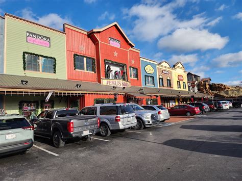 The Ultimate Guide to Factory Outlet Shopping in Pigeon Forge