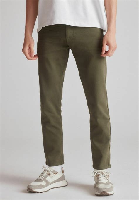 The Ultimate Guide to Khaki Stretch Trousers: Versatility, Comfort, and Style