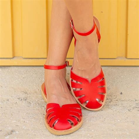 The Ultimate Guide to Sandals with Toes Covered: Keeping Your Tootsies Chic and Protected