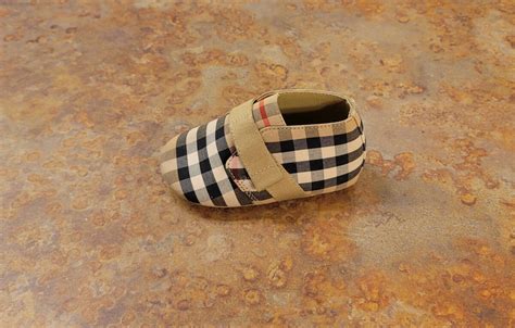 The Ultimate Guide to Selecting and Styling Burberry Infant Shoes: A Complete Journey for Parents and Caregivers