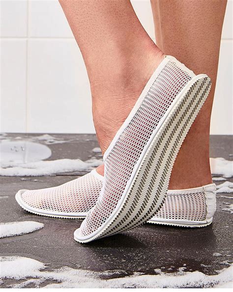 The Ultimate Guide to Shower Sandals: Ensuring Hygiene, Comfort, and Safety in Your Bathroom