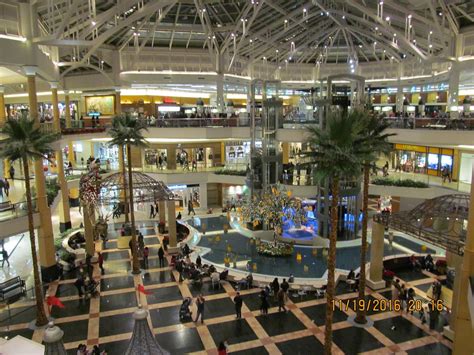 The Ultimate Guide to Somerset Mall: Explore the Shopper's Paradise in Troy, Michigan