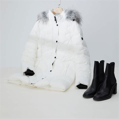 The Ultimate Guide to Warmth and Style: Puffer Jackets with Fur Hoods