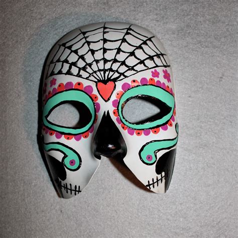 The design of the mask.