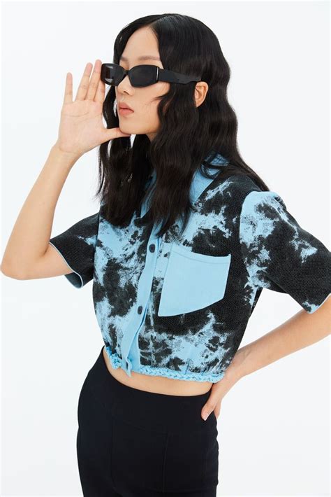 Tie Dye Cropped Shirt: A Masterpiece of Style and Creativity