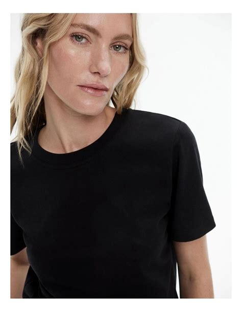 Tight Black T-Shirts: A Staple in Every Wardrobe