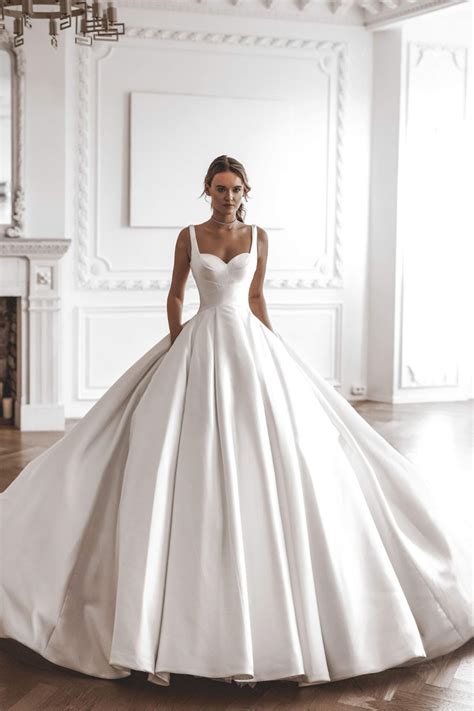 Timeless Elegance: Classic Wedding Dresses That Never Go Out of Style