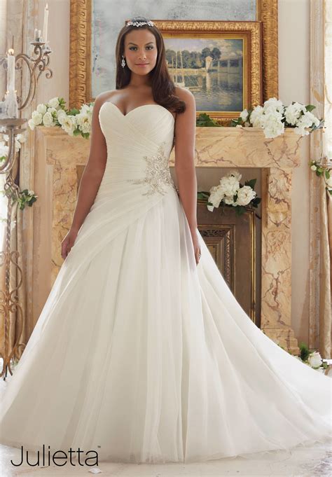 Tips for Choosing a Bridal Dress for a Large Bust