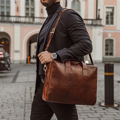 Tote Bag on Shoulder: A Stylish and Versatile Essential for Modern Men