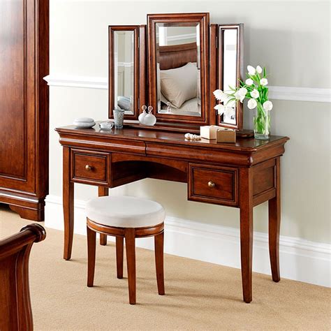 Traditional dressing tables: