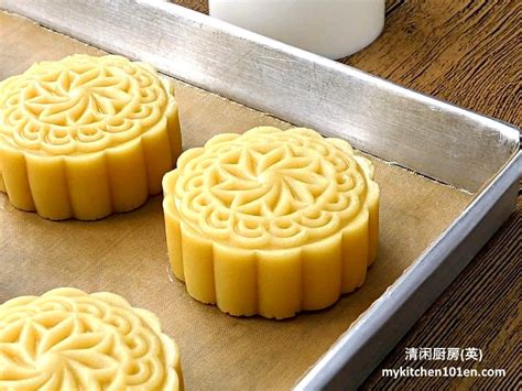 Traditional durian mooncakes: