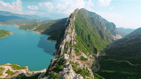 Turisti në Shqipëri: Një Ndërhyrje në Bukuritë e Padukshme