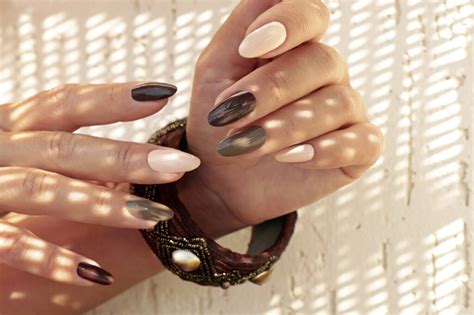 Uñas Color Vino con Beige: Guía Definitiva para Manicuras Chic y Elegantes