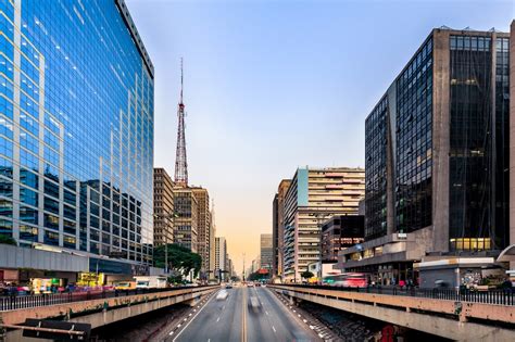 Um passeio pela avenida mais luxuosa do Brasil