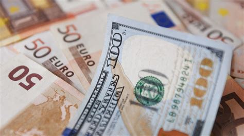 Understanding the Dolar-Euro Exchange Rate