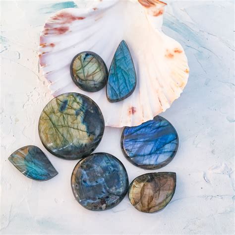 Unlocking the Enchanting World of Labradorite Pendants