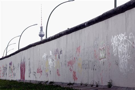 Unveiling the Berlin Wall: A History in Pieces