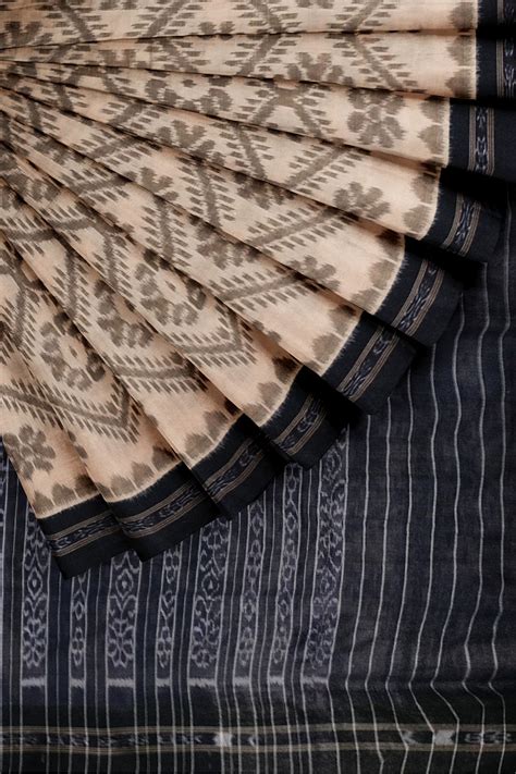 Unveiling the Enchanting Textiles of Maniabandha: A Weaver's Paradise